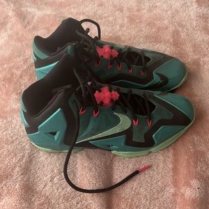 Nike Lebron 11 South Beach Basketball Shoes Size 10